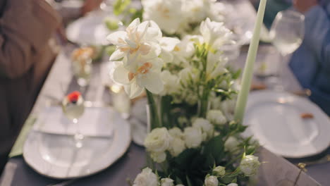 Hermosa-Decoración-Floral-Romántica-En-La-Mesa-La-Gente-Está-Almorzando-En-El-Jardín